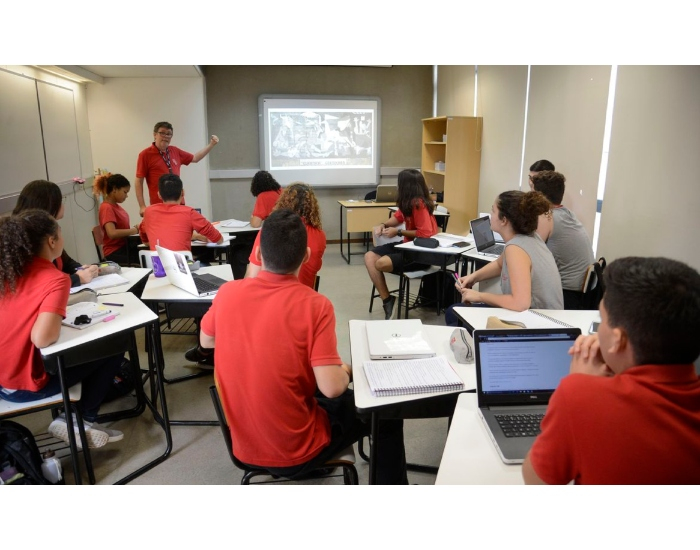 Especialistas pedem volta das diretrizes de 2012 do ensino médio