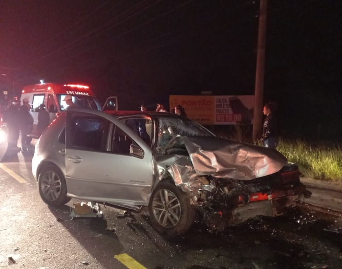 Motorista com sinais de embriaguez fica preso às ferragens após colisão  frontal 